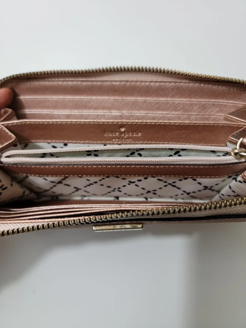 Kate Spade New York Neda Laurel Way Metallic Rose Gold Zip Around Wallet - Picture 3 of 8